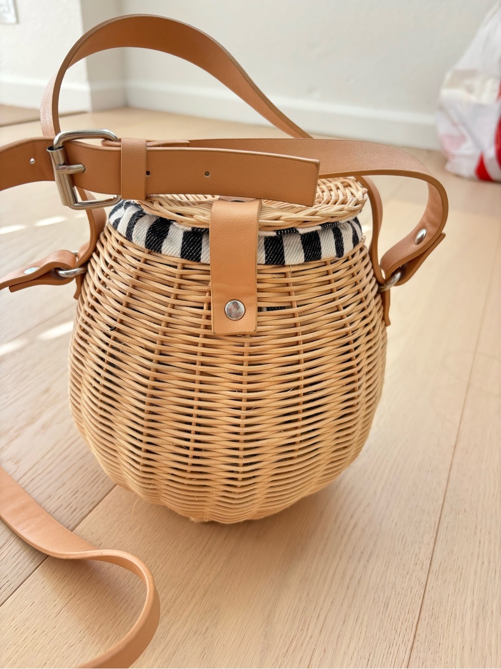 ZARA Woven Rattan Bucket Bag | Straw Crossbody Basket Bag with Stripe Lining - Picture 4 of 6